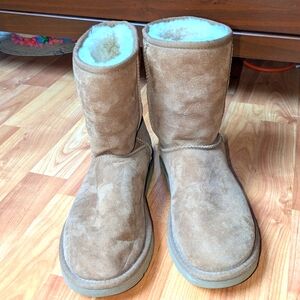 UGG Boots Womens 7 Classic Short Shearling Style Brown Suede Like NEW